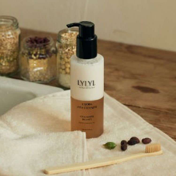 LYLYL Jojoba Latte Cleanser